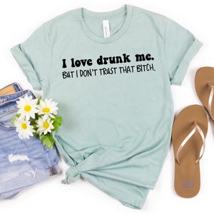 Maglietta "I Love Drunk Me But I Don't Trust That Bitch", Maglietta divertente per bere, Maglietta per feste, Maglietta per serate tra ragazze, Magliette divertenti, Maglietta per bere di giorno