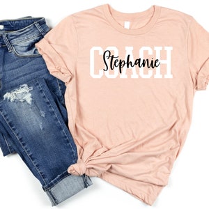 Personalisiertes Coach Shirt, Benutzerdefiniertes Coach Geschenk, Cheer Coach Shirt, Coach Name T-Shirt, Coach Spieltag Shirt, Team Geschenk, Coach Shirt Weiblicher Trainer