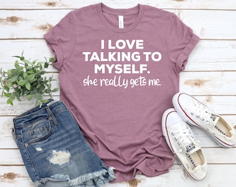 Me encanta hablar conmigo misma Ella me entiende, camisas con refranes, citas divertidas para mujeres, regalos divertidos para ella, camisa de mejor amiga, camiseta divertida