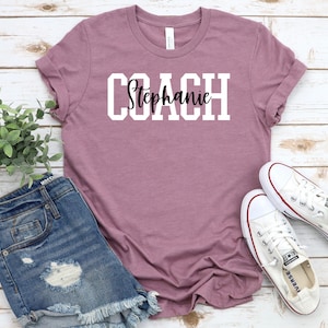 Personalisiertes Coach Shirt, Benutzerdefiniertes Coach Geschenk, Cheer Coach Shirt, Coach Name T-Shirt, Coach Spieltag Shirt, Team Geschenk, Coach Shirt Weiblicher Trainer