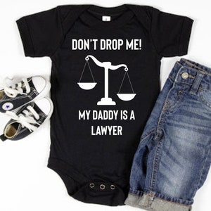 Laat me niet vallen, mijn papa is een advocaat Baby One Piece Romper Peuter T-shirt | Advocaat vader, mijn vader is een advocaat | Schattig advocaat baby shower cadeau