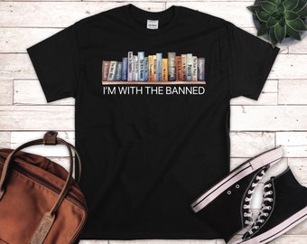 Estoy con la camisa de libros prohibidos y prohibidos, sudadera de libros prohibidos, camiseta gráfica unisex súper suave premium, camisa de lectura, camisa de bibliotecario