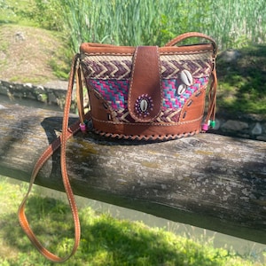 VINTAGE UNIQUE PIECE Boho chic shoulder bag leather and woven raffia
