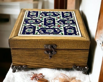Élégante boîte à bijoux en bois faite à la main en carreaux de céramique avec intérieur en velours pelucheux