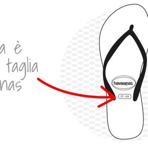 以下が含まれることがあります： ソールに「havaianas」の文字とサイズ「37-38」が印刷された黒いビーチサンダルです。