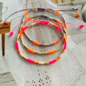 Armband Fein Makramee mit Neonperle Pink Orange Flieder Armband Minimalistisch Bunt Bild 6