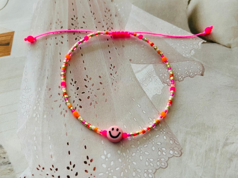 Armband Fein Makramee mit Neonperle Pink Orange Buntes Armband Minimalistisch mit Süßwasserperle oder Smiley. Smiley