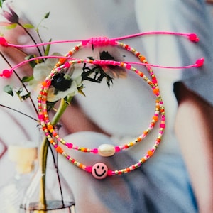 Armband Fein Makramee mit Neonperle Pink Orange Buntes Armband Minimalistisch mit Süßwasserperle oder Smiley. Bild 5