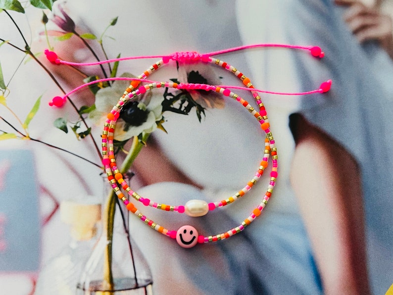 Armband Fein Makramee mit Neonperle Pink Orange Buntes Armband Minimalistisch mit Süßwasserperle oder Smiley. Bild 5