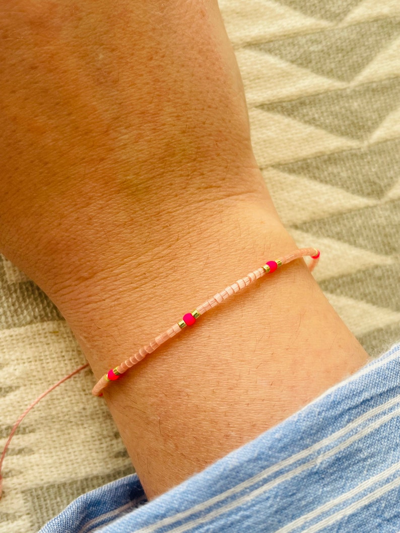 Armband Fein Makramee mit Neonperle Pink Orange Armband Minimalistisch Bild 9
