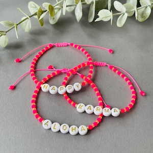 Perlenarmband Happy Karma Aloha in Neon Pink Gold Verstellbar