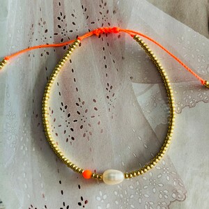 Armband Fein Makramee mit Neonperle Pink Orange Armband Minimalistisch mit Süßwasserperle. Orange Gold