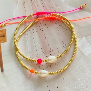 Armband Fein Makramee mit Neonperle Pink Orange Armband Minimalistisch mit Süßwasserperle. Bild 1