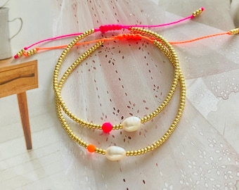 Armband Fein Makramee mit Neonperle Pink Orange Armband Minimalistisch mit Süßwasserperle.