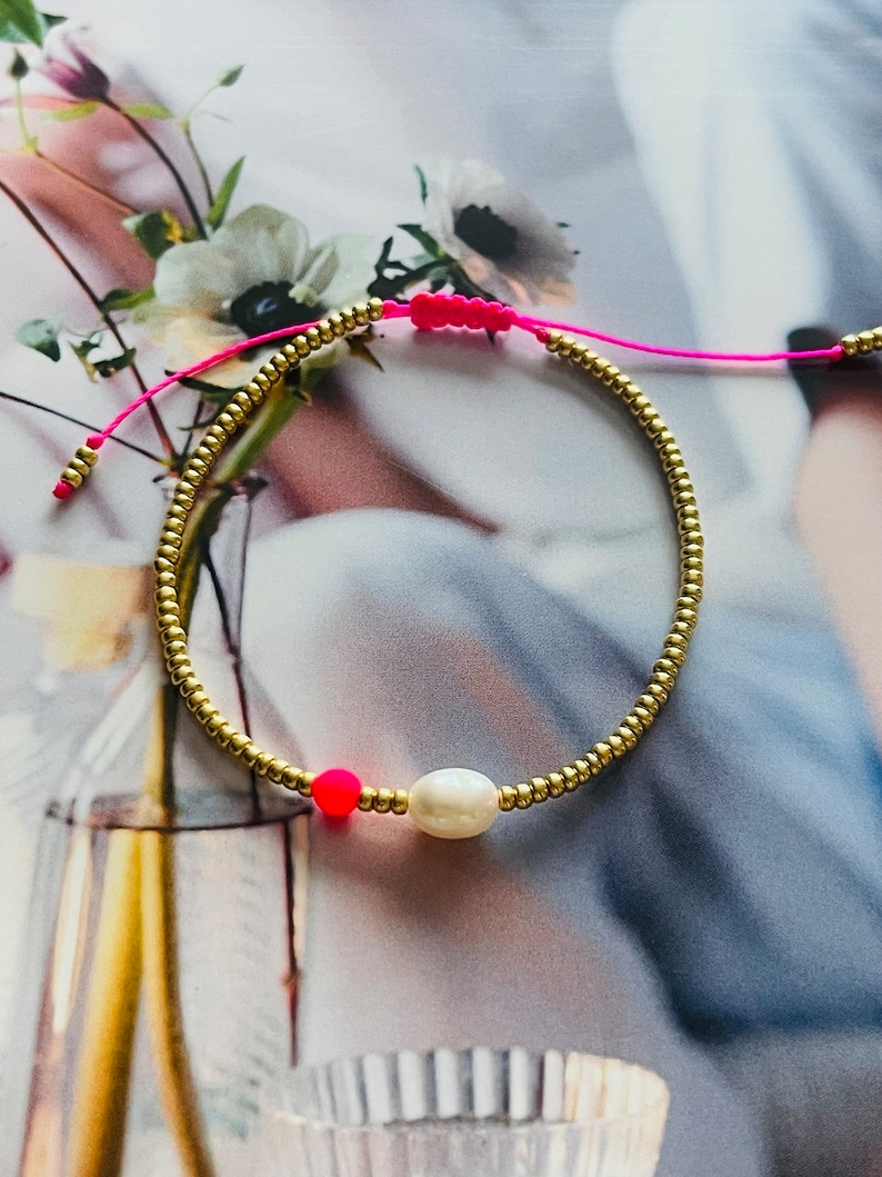 Armband Fein Makramee mit Neonperle Pink Orange Armband Minimalistisch mit Süßwasserperle. Bild 3