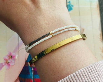 Fine macrame bracelet with beads in gray white and gold minimalist bracelet