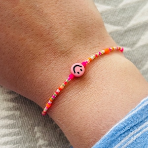 Armband Fein Makramee mit Neonperle Pink Orange Buntes Armband Minimalistisch mit Süßwasserperle oder Smiley. Bild 6
