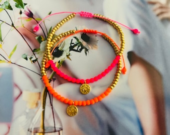 Armband Fein Makramee mit Neonperle Pink Orange Armband Minimalistisch mit vergoldeten Anhänger