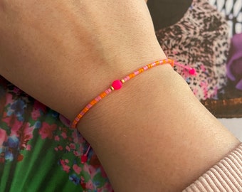 Armband Fein Makramee mit Neonperle Orange Pink Gold Armband Minimalistisch