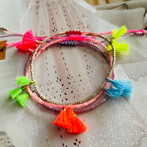 Armband Fein Makramee mit bunten Quasten in Pink Orange Armband Minimalistisch Neon Quasten