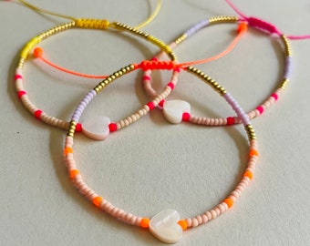 Fijne macramé armband met neon parel roze oranje lila met parelmoer hartje armband minimalistisch kleurrijk