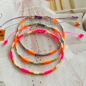 Armband Fein Makramee mit Neonperle Pink Orange Flieder Armband Minimalistisch Bunt
