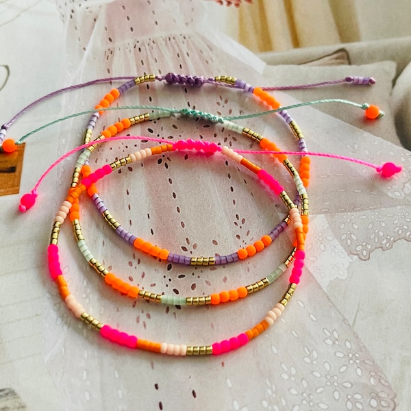 Armband Fijn Macramé met Neon Kraal Roze Oranje Lila Armband Minimalistisch Kleurrijk