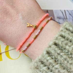 Initialen Armband Makramee mit goldenen Buchstaben Freundschaftsarmband bunt