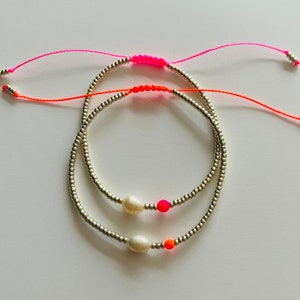 Armband Fein Makramee mit Neonperle Pink Orange Armband Minimalistisch mit Süßwasserperle. Bild 7