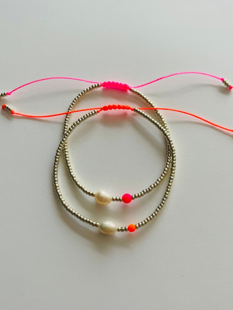 Armband Fein Makramee mit Neonperle Pink Orange Armband Minimalistisch mit Süßwasserperle. Bild 7