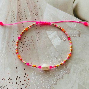 Armband Fein Makramee mit Neonperle Pink Orange Buntes Armband Minimalistisch mit Süßwasserperle oder Smiley. Perle