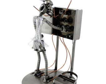 Escultura ELECTRICISTA en metal reciclado hecho a mano, idea de regalo hecha en Italia, decoración Metal Idea