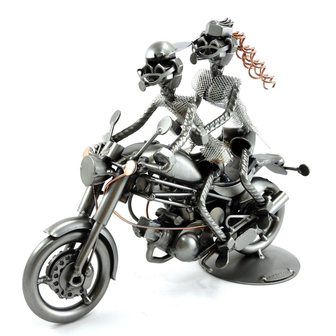 Sculpture COUPLE sur MOTO style DUCATI en métal recyclé artisanal, idée