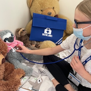 Personalisierte Kinderdoktor-Rollenspiel-Set mit echtem Stethoskop, Gesichtsmaske, Brille und Thermometer - anpassbare Tasche und Schlüsselband inklusive
