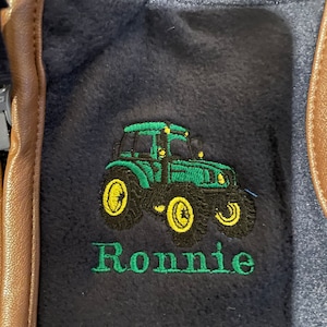 Kinderweste mit gestickter rot grüner oder blauer Traktor Weste / Weste, personalisierte Gilet, Kindertraktor Geschenk, bäuerliche Gilet