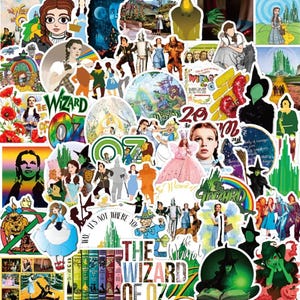 Puede incluir: Una colección de pegatinas de vinilo con diversas ilustraciones, escenas y textos relacionados con El Mago de Oz, incluyendo personajes como Dorothy, el Hombre de Hojalata, el Espantapájaros, el León Cobarde y la Bruja Malvada en estilos artísticos variados.
