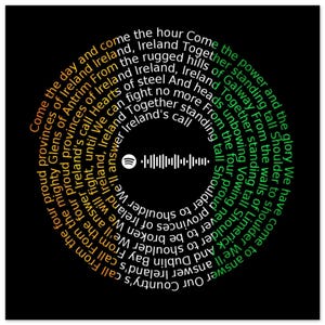 Könnte beinhalten: Schwarzes kreisförmiges Design mit Songtexten in Weiß, Orange und Grün. Das Design enthält einen Spotify-Code und Sätze wie "Irlands Ruf" und "Der Ruf unseres Landes".