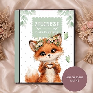 Könnte beinhalten: Ein Kinderbuch mit einer Aquarellillustration eines niedlichen Fuchses mit Blumenkranz, der mit seinen Pfoten ein Herz formt. Auf dem Cover steht das Wort "ZEUGNISSE" und der Name "Maxine Mustermann".