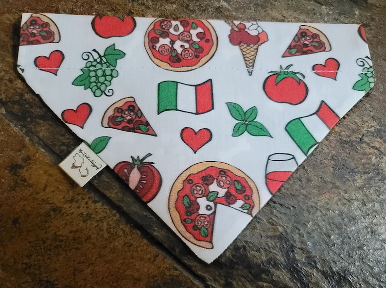 ITALIAN Foods DOG BANDANA Drapeaux Pizza Vin Raisin Coeurs Italie Fabriqué à la main Animaux de compagnie sur le collier Conception réversible en coton Unique image 6