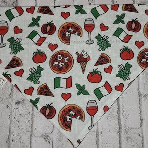 ITALIAN Foods DOG BANDANA Drapeaux Pizza Vin Raisin Coeurs Italie Fabriqué à la main Animaux de compagnie sur le collier Conception réversible en coton Unique image 4