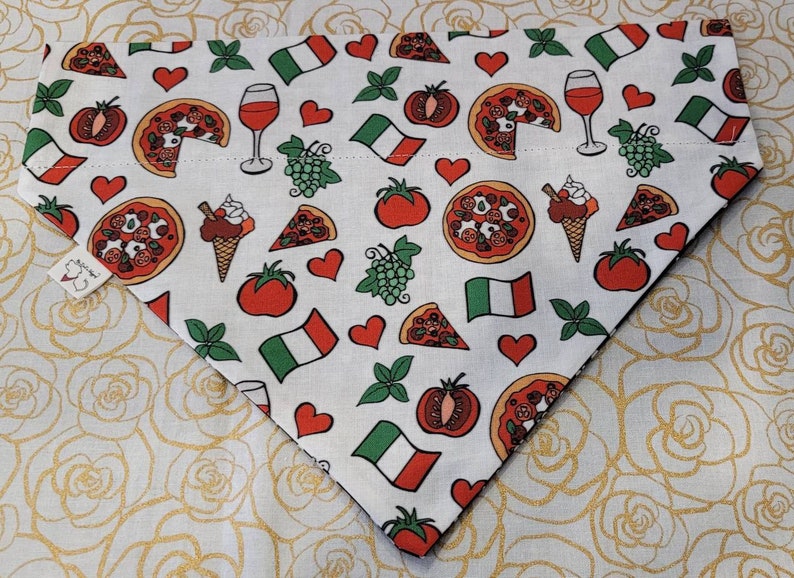 ITALIAN Foods DOG BANDANA Drapeaux Pizza Vin Raisin Coeurs Italie Fabriqué à la main Animaux de compagnie sur le collier Conception réversible en coton Unique image 1