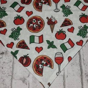 ITALIAN Foods DOG BANDANA Drapeaux Pizza Vin Raisin Coeurs Italie Fabriqué à la main Animaux de compagnie sur le collier Conception réversible en coton Unique image 5