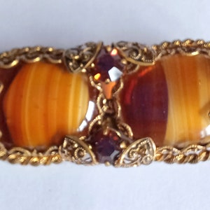 Fantastische gestreepte cabochon van agaat en filigraan goudkleurige vintage broche. Tinten brons en goud. Zeer gedetailleerd, gesigneerd West-Duitsland