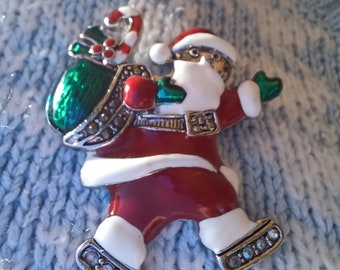 Broche de Noël signée Liz Claiborne. Père Noël patineur, couleurs de saison émaillées rouge et verte, patins AB, un cadeau de Noël pour toujours