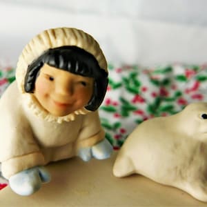 Eskimofigur, Alaska-Porzellan, Eskimo Inuit-Kind mit Babyrobbe, seltenes Alaska-Porzellan, verschneit, Alaska, Eisbergszenenfigur, eisige Szene