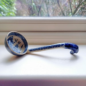 Staffordshire pearlware &#39;Eagle head&#39; ladle with chinoiserie pattern. Willow pattern 8” long ladle, circa 1825. Rare antique English pottery