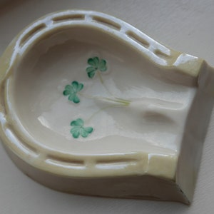 Cinzeiro vintage Belleek em porcelana, ferradura irlandesa, decoração com trevo, 1965-1980