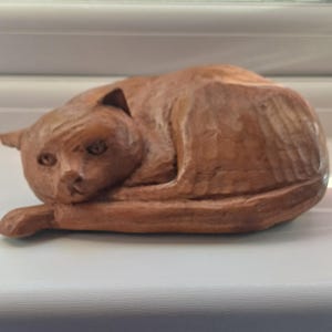 Twardy, rzeźbiony, drewniany, zwinięty rudy kot. Prezent dla miłośnika kotów, dzieło sztuki ludowej, purrfect kotek, podpisany przez artystę, piękny, rzadki, jedyny w swoim rodzaju egzemplarz.