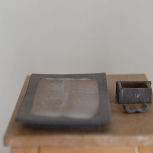 Handgemaakte keramische sushiset, serveerschaal van minimaal aardewerk met sauskom