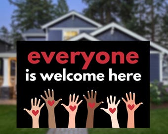 Könnte beinhalten: Ein schwarz-weißes Schild mit dem Text "everyone is welcome here" in Rot und Weiß. Fünf Hände in verschiedenen Hauttönen sind mit roten Herzen in ihren Handflächen erhoben.